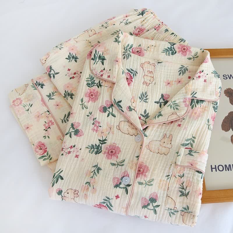 Schlafanzug aus rosa Baumwollgaze mit Blumen- und Hasenmuster - image 1