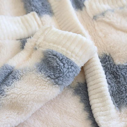 Weiches, flauschiges Pyjama-Set mit Schachbrettmuster und V-Ausschnitt