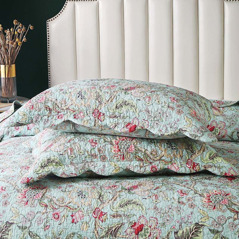 Vintage-Blumensteppdecke mit Kissenbezügen