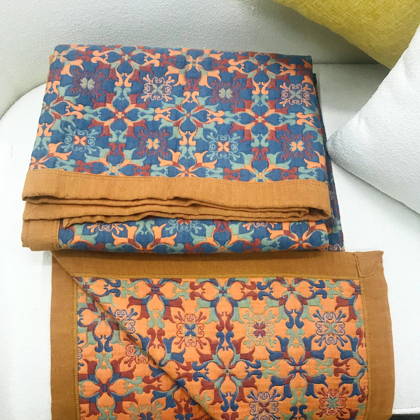 Sechslagige Baumwollsteppdecke mit orange-blauem Muster