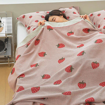 Atmungsaktive Steppdecke aus Baumwollgaze mit Erdbeeren in Rosa