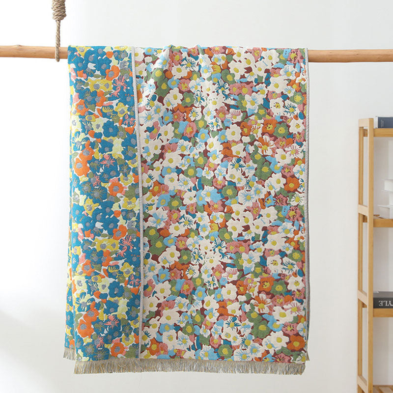 Wendbares Badetuch mit Blumenmotiv im Malstil