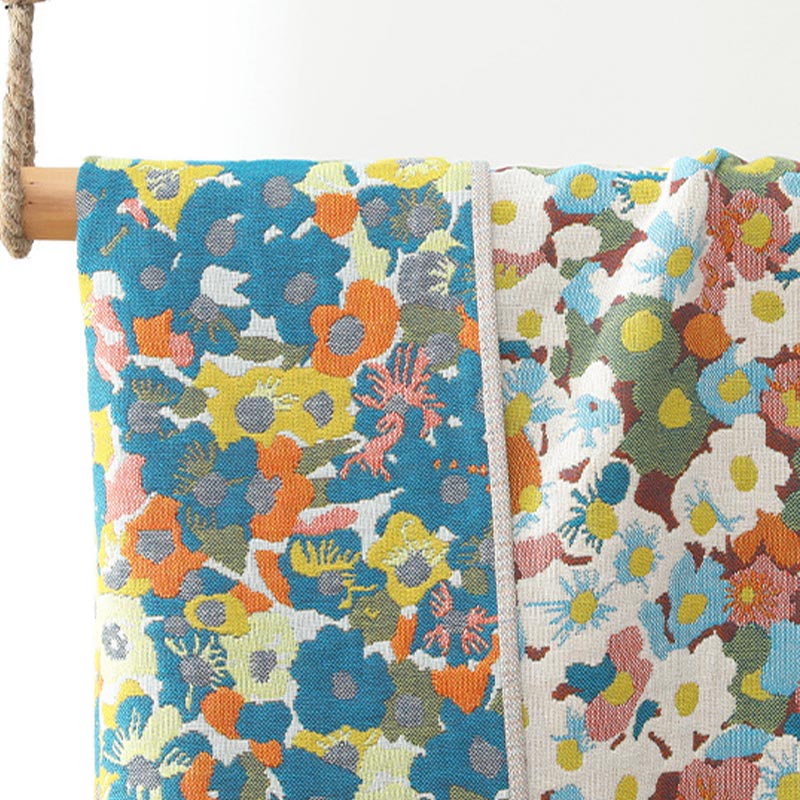 Wendbares Badetuch mit Blumenmotiv im Malstil