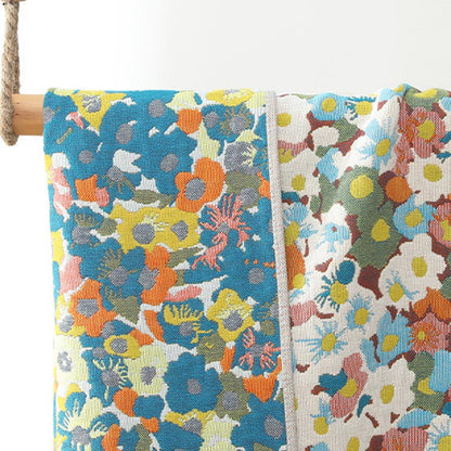 Wendbares Badetuch mit Blumenmotiv im Malstil