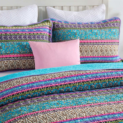 Gestreifte Steppdecke im Jacquard-Stil mit Kissenbezug