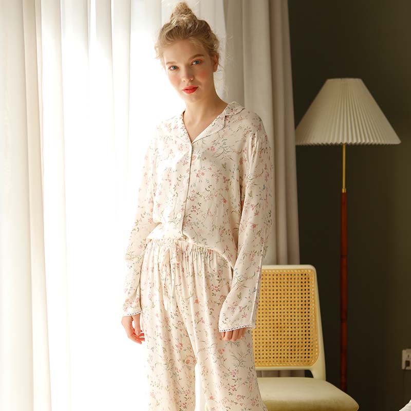 Ownkoti – Loungewear aus Satin mit Blumenmuster und V-Ausschnitt und langen Ärmeln