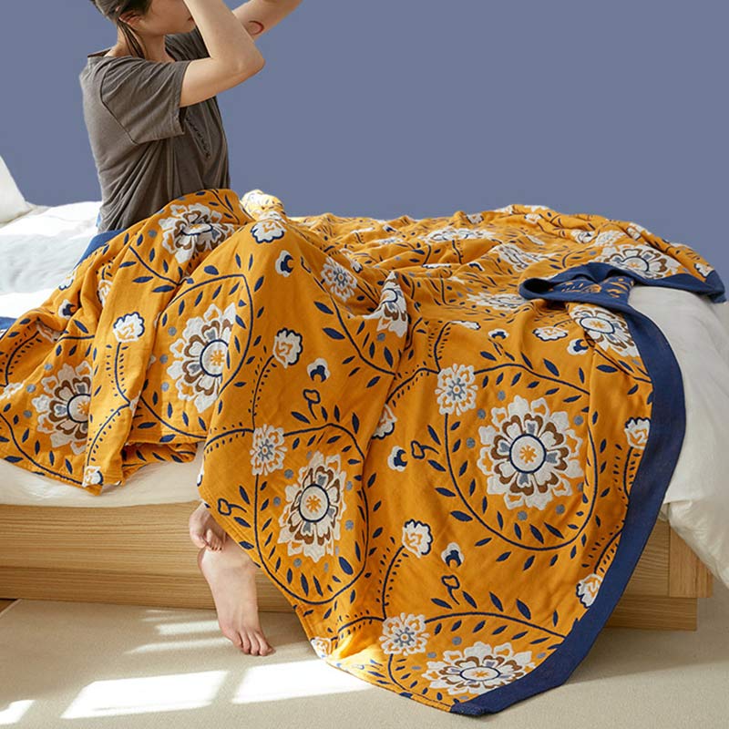 Doppelseitige Steppdecke aus Baumwolle mit weißen Blumen