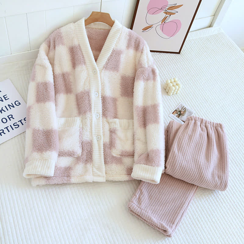 Weiches, flauschiges Pyjama-Set mit Schachbrettmuster und V-Ausschnitt