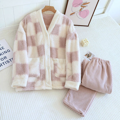 Weiches, flauschiges Pyjama-Set mit Schachbrettmuster und V-Ausschnitt