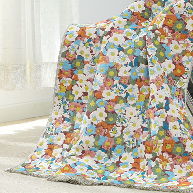 Wendbares Badetuch mit Blumenmotiv im Malstil