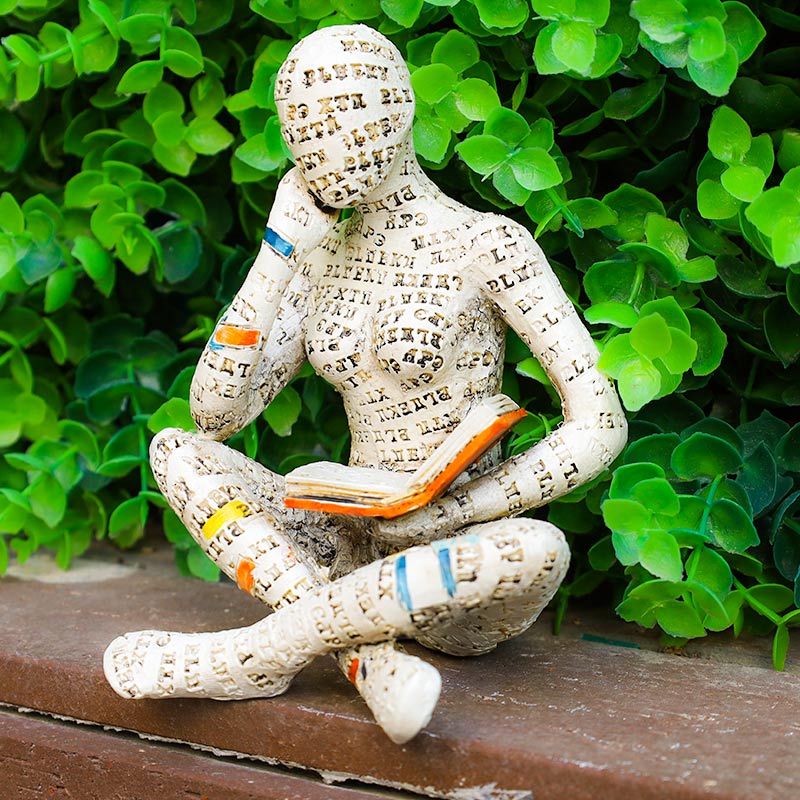 Statue einer lesenden Denkerin, Bücherregal-Dekoration