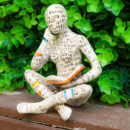 Statue einer lesenden Denkerin, Bücherregal-Dekoration