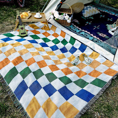 Weiche Decke mit bunten Schachbrettmuster und Quasten