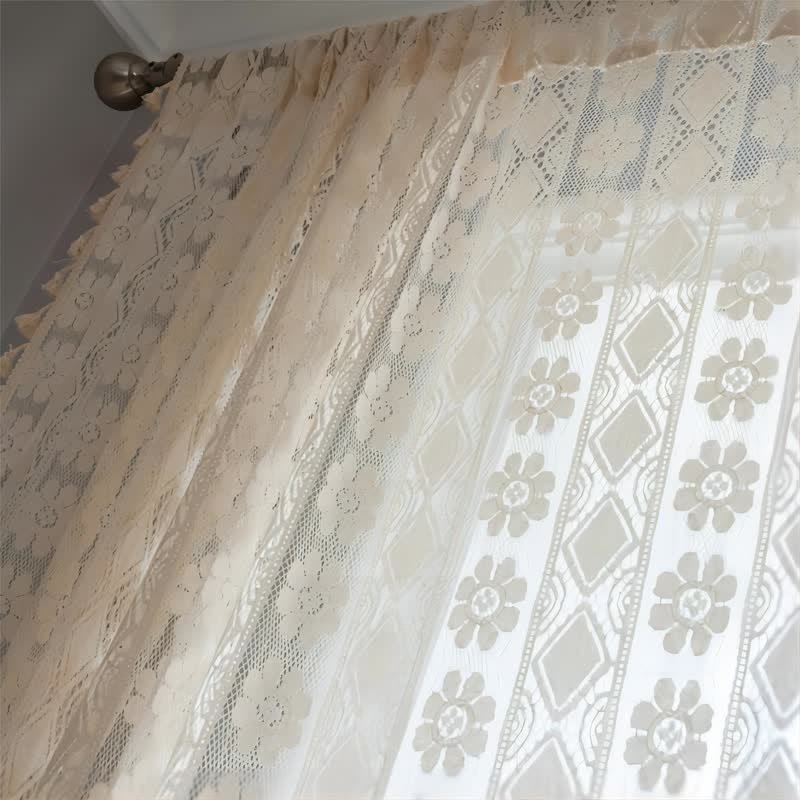 Dekorativer Vorhang mit Rauten- und Blumenmotiv