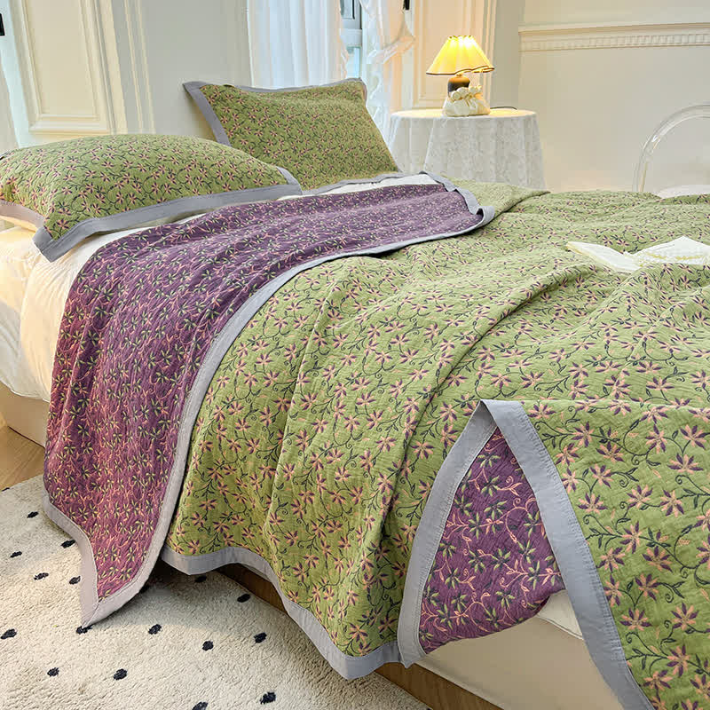Gesteppte Tagesdecke aus reiner Baumwolle mit blühenden Blumen