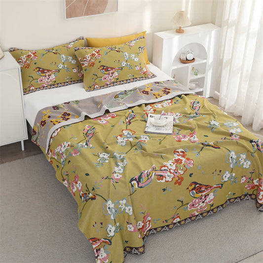 Leichte Steppdecke aus Baumwollgaze mit Blumen und Vögeln