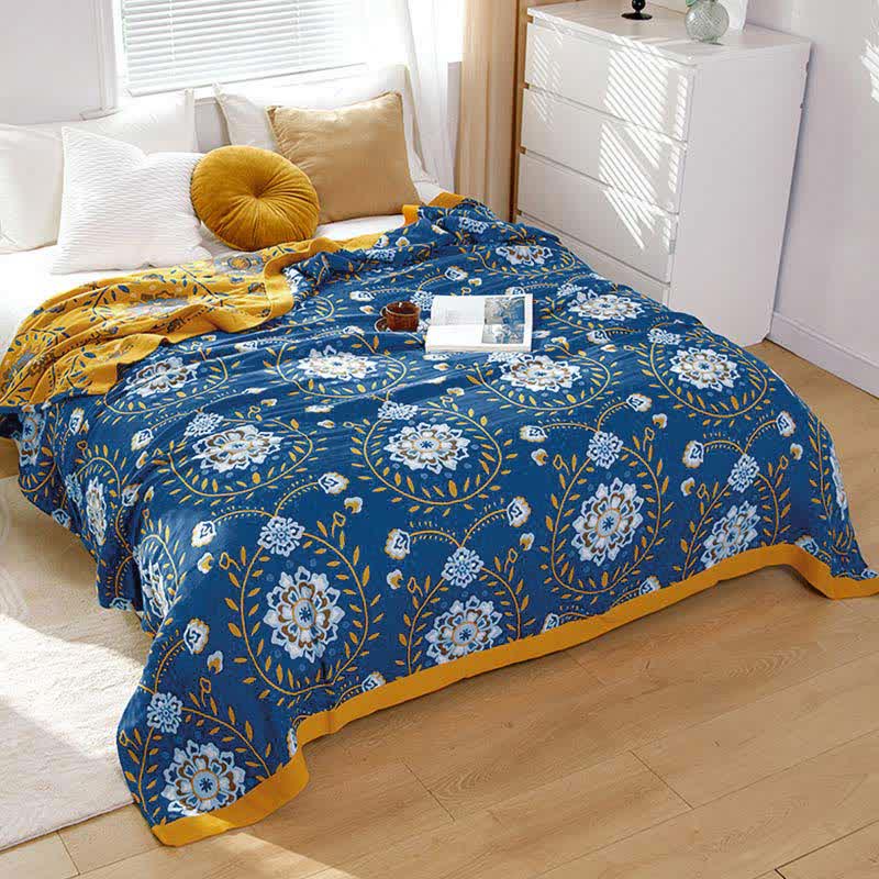 Doppelseitige Steppdecke aus Baumwolle mit weißen Blumen