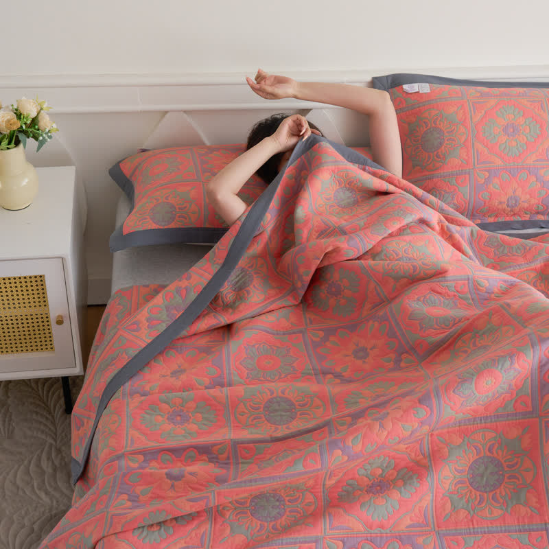 Luxuriöse Steppdecke aus Baumwollgaze mit Jacquard-Blumenmuster