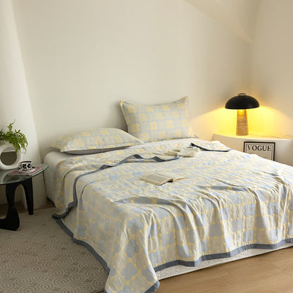 Dreilagige Steppdecke aus Baumwollgaze mit lebendigen Blumen