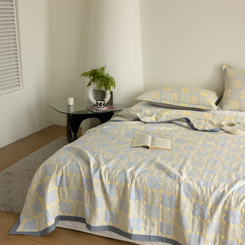 Dreilagige Steppdecke aus Baumwollgaze mit lebendigen Blumen