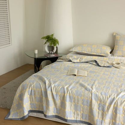 Dreilagige Steppdecke aus Baumwollgaze mit lebendigen Blumen