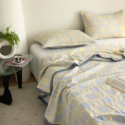 Dreilagige Steppdecke aus Baumwollgaze mit lebendigen Blumen