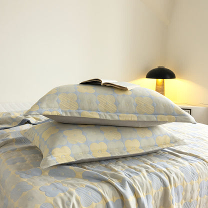 Dreilagige Steppdecke aus Baumwollgaze mit lebendigen Blumen