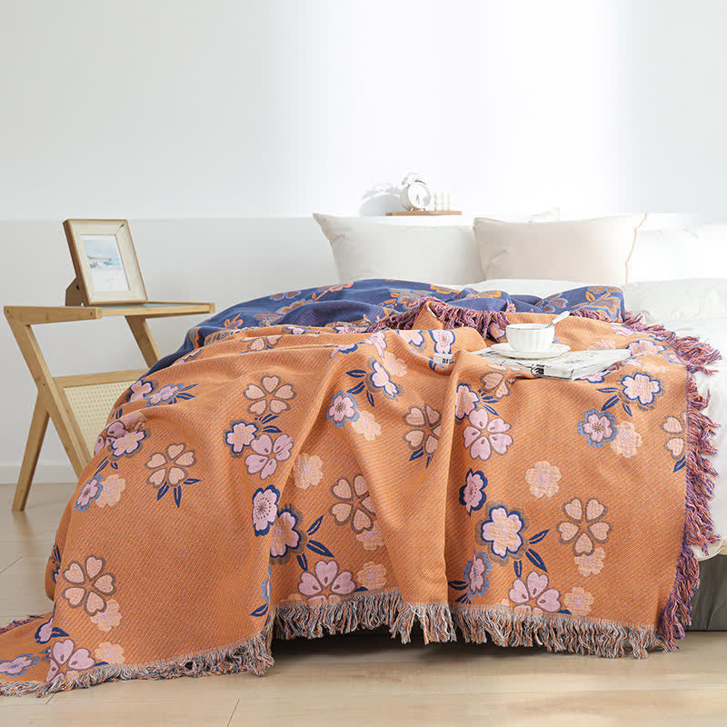 Weiche Decke mit Quasten und blühenden Blumen