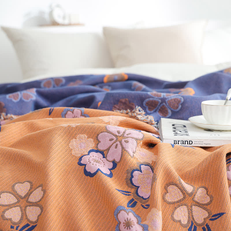 Weiche Decke mit Quasten und blühenden Blumen