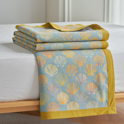 Leichte Steppdecke aus Baumwollgaze mit bunten Muscheln