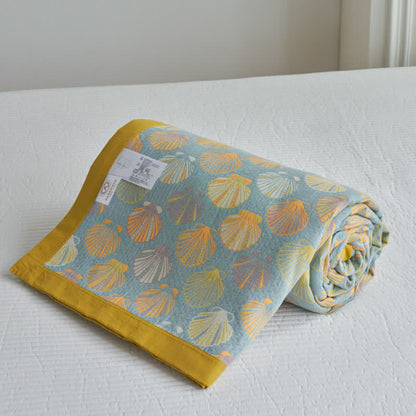 Leichte Steppdecke aus Baumwollgaze mit bunten Muscheln