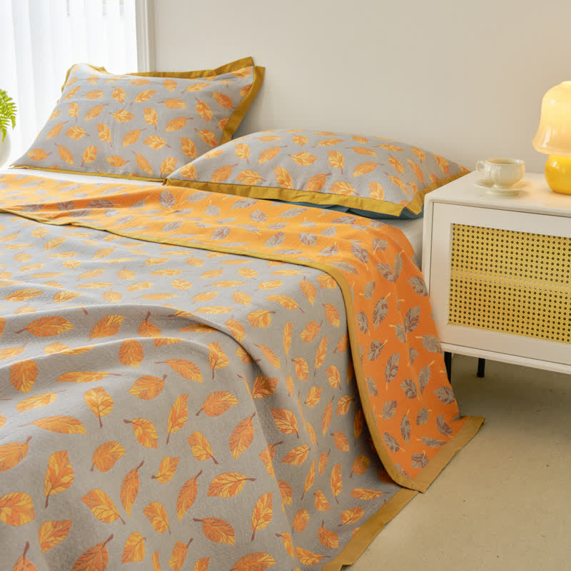 Dreilagige, leichte Steppdecke aus Gaze mit Blattmuster