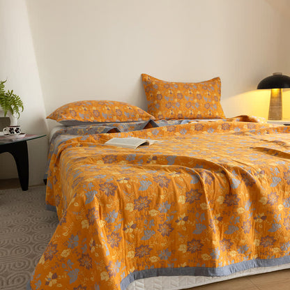 Atmungsaktive Funktionsdecke mit dreilagiger Gaze und Blumenmuster