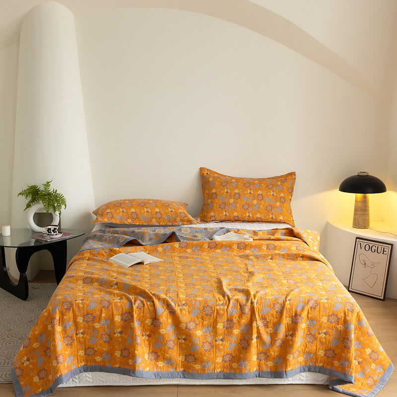 Atmungsaktive Funktionsdecke mit dreilagiger Gaze und Blumenmuster