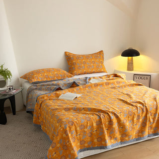 Atmungsaktive Funktionsdecke mit dreilagiger Gaze und Blumenmuster