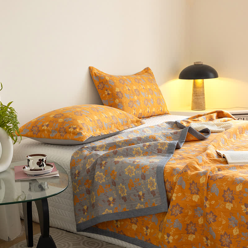 Atmungsaktive Funktionsdecke mit dreilagiger Gaze und Blumenmuster