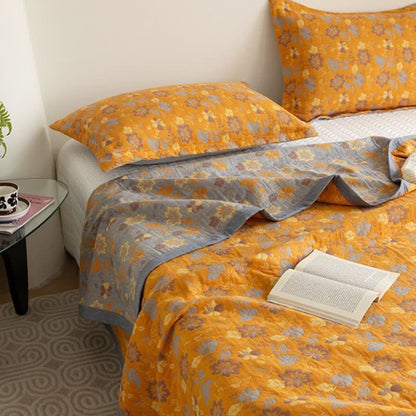 Atmungsaktive Funktionsdecke mit dreilagiger Gaze und Blumenmuster