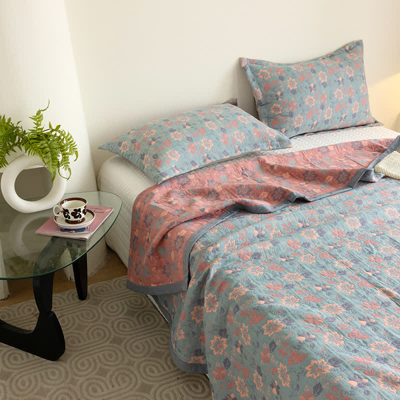 Atmungsaktive Funktionsdecke mit dreilagiger Gaze und Blumenmuster
