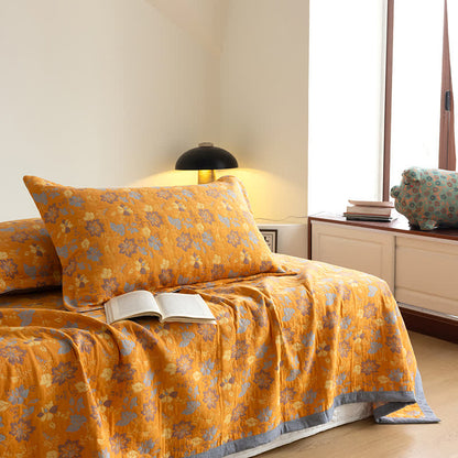 Atmungsaktive Funktionsdecke mit dreilagiger Gaze und Blumenmuster