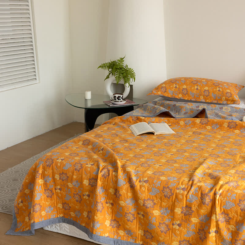 Atmungsaktive Funktionsdecke mit dreilagiger Gaze und Blumenmuster