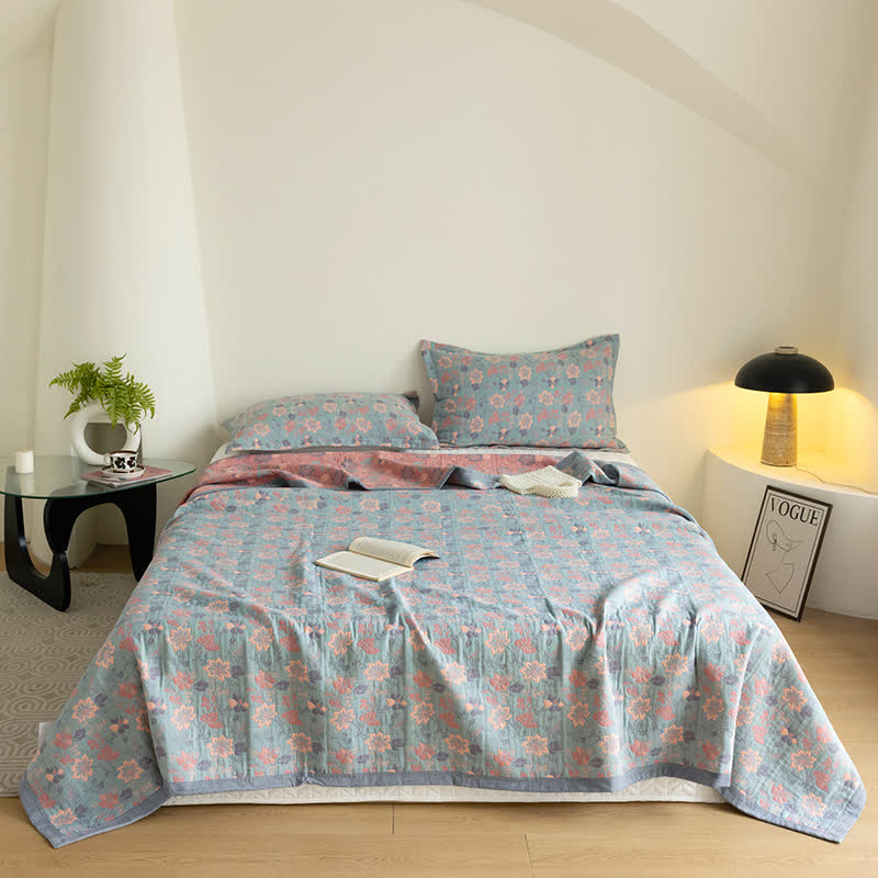 Atmungsaktive Funktionsdecke mit dreilagiger Gaze und Blumenmuster