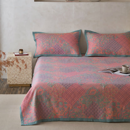 Steppdecke im Retro-Stil mit Blumenmuster aus Baumwollgaze