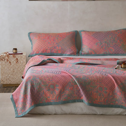 Steppdecke im Retro-Stil mit Blumenmuster aus Baumwollgaze