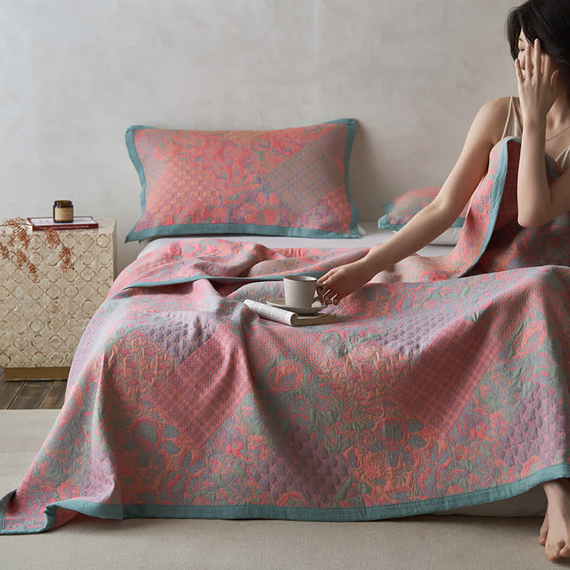 Steppdecke im Retro-Stil mit Blumenmuster aus Baumwollgaze