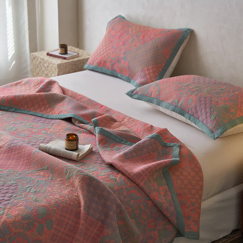 Steppdecke im Retro-Stil mit Blumenmuster aus Baumwollgaze