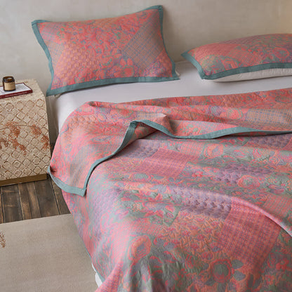 Steppdecke im Retro-Stil mit Blumenmuster aus Baumwollgaze