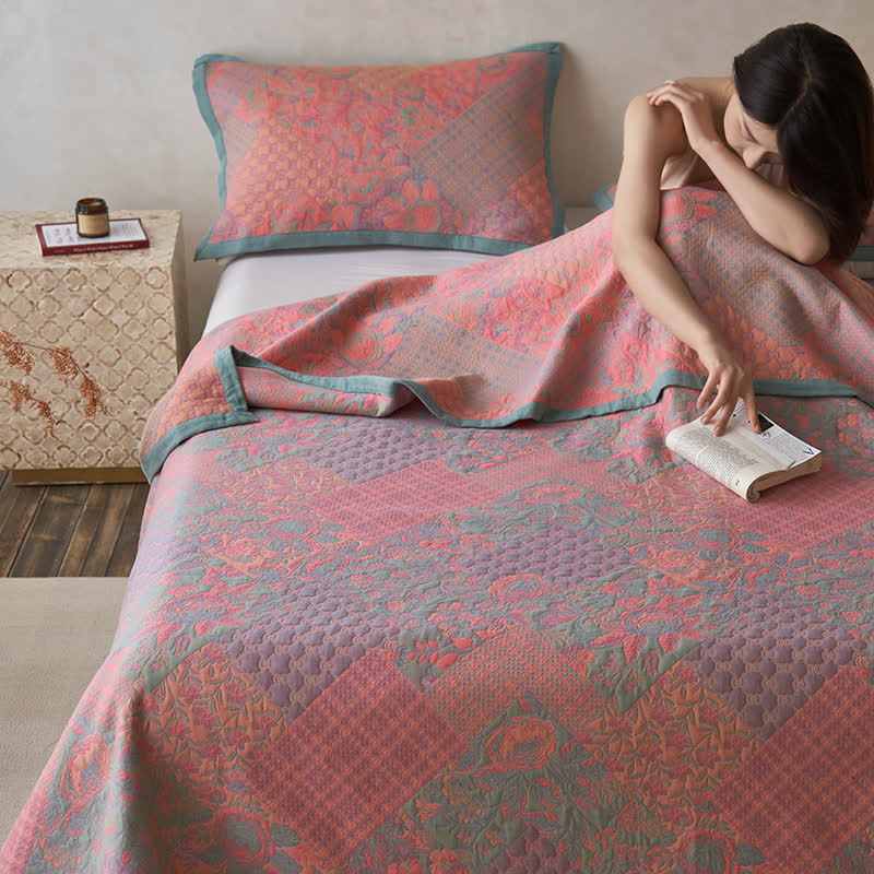 Steppdecke im Retro-Stil mit Blumenmuster aus Baumwollgaze