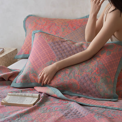Steppdecke im Retro-Stil mit Blumenmuster aus Baumwollgaze