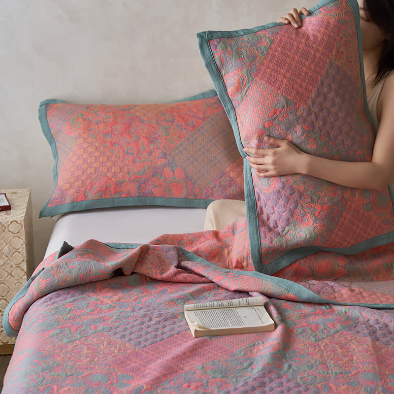 Steppdecke im Retro-Stil mit Blumenmuster aus Baumwollgaze