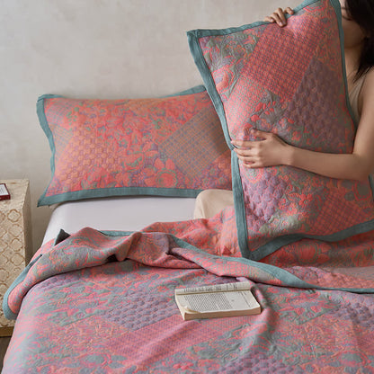 Steppdecke im Retro-Stil mit Blumenmuster aus Baumwollgaze